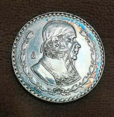 外国优质老铜币高银银币，周六九点倒数截拍，满百包邮，持续收拍 - 墨西哥1962年1比索彩色包浆银币，正面人物肖像，背镌鹰蛇国徽，暗藏墨西哥文化与货币史价值 。