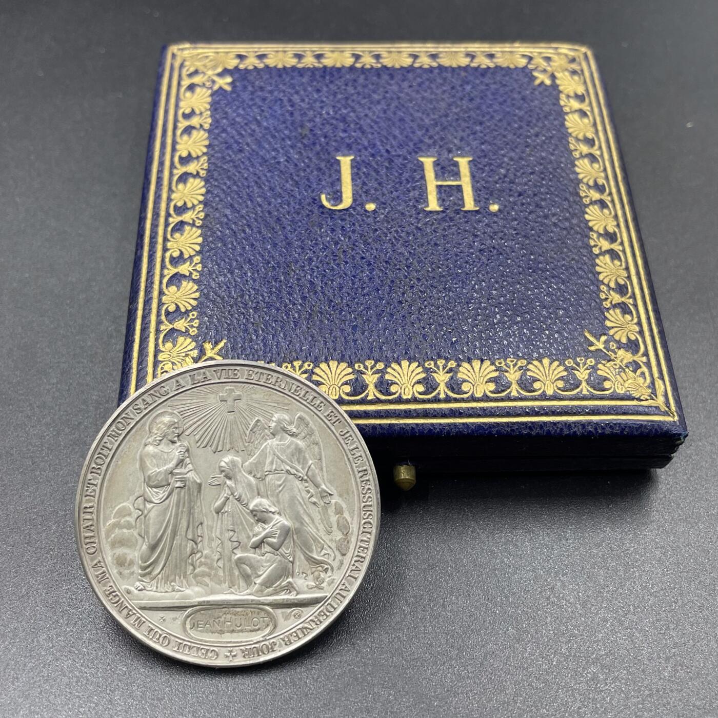 「木头集藏」“冬至雅藏”——章牌精品专场！ 1901年法国基督教洗礼、坚振与圣餐仪式纪念原盒银章，直径：36.8 mm，21.2 g，边铭：丰饶角 ARGENT，品相很不错，烫金原盒正常使用，同款收藏佳品！正面法语：吃我肉、喝我血的人将拥有永生，在末日我要使他复活），出自《约翰福音》，是圣体圣事的核心经文，背面法语：我弃绝撒旦及其诡计与作为，并永远依附于耶稣基督。