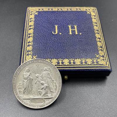 「木头集藏」“冬至雅藏”——章牌精品专场！ - 1901年法国基督教洗礼、坚振与圣餐仪式纪念原盒银章，直径：36.8 mm，21.2 g，边铭：丰饶角 ARGENT，品相很不错，烫金原盒正常使用，同款收藏佳品！正面法语：吃我肉、喝我血的人将拥有永生，在末日我要使他复活），出自《约翰福音》，是圣体圣事的核心经文，背面法语：我弃绝撒旦及其诡计与作为，并永远依附于耶稣基督。