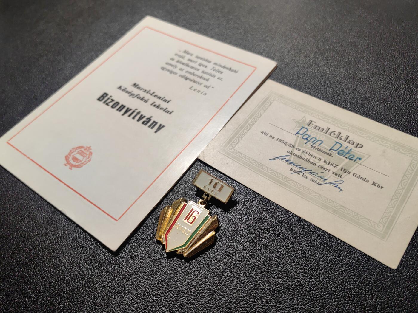 靖甫拍卖第十三场 匈牙利马列大学证和共青团证件及章一组