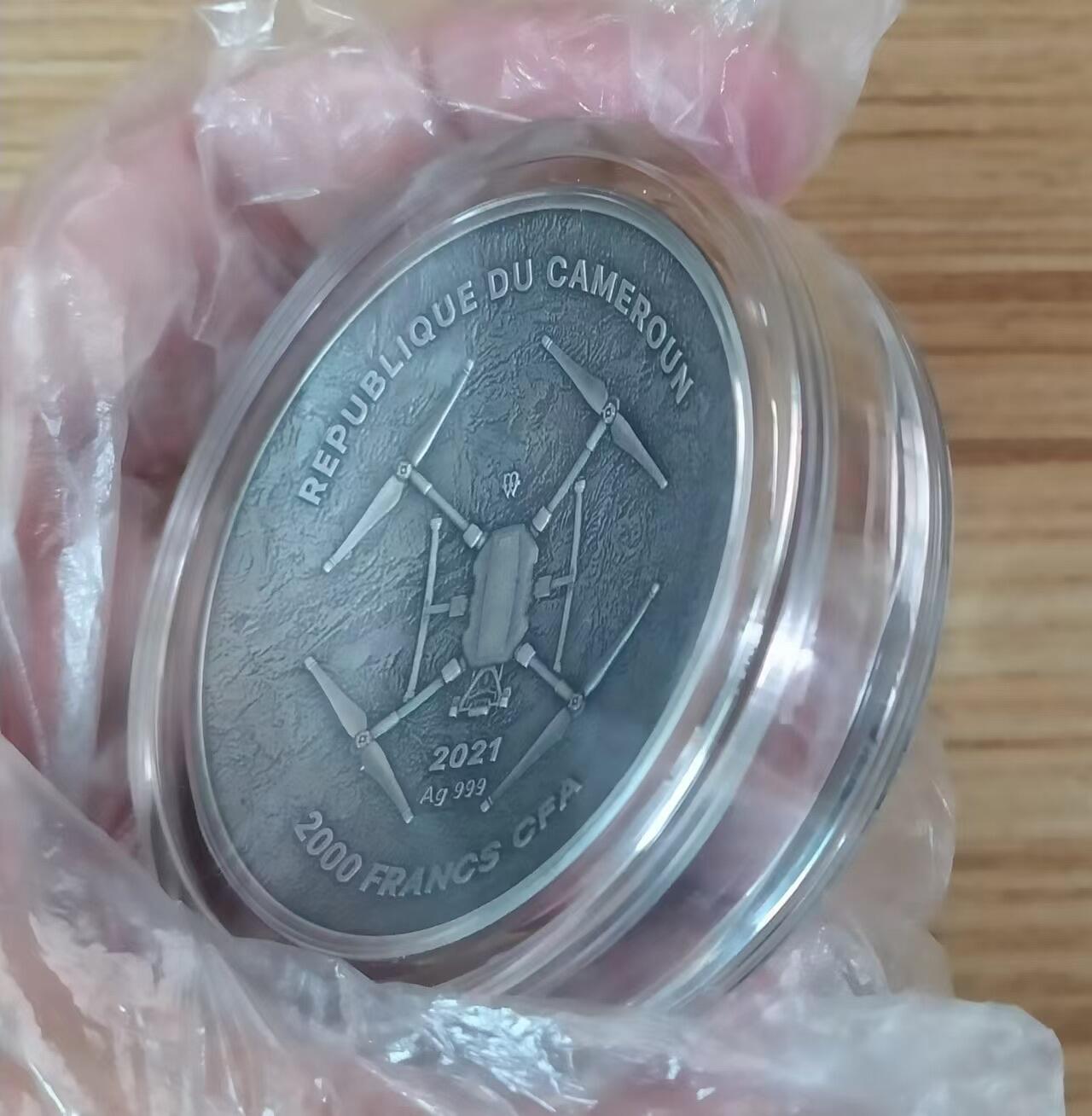 第185期拍卖 【龙头币,2盎司新无人机迷宫系列】喀麦隆2021年，无人机之下-巴萨罗那迷宫，2盎司加大(直径达50mm)、正反高深凹凸曲弧面穹顶形(半球面形),高浮雕仿古银币. 盒证全. 迷宫热门银币. 国外原售价316美元