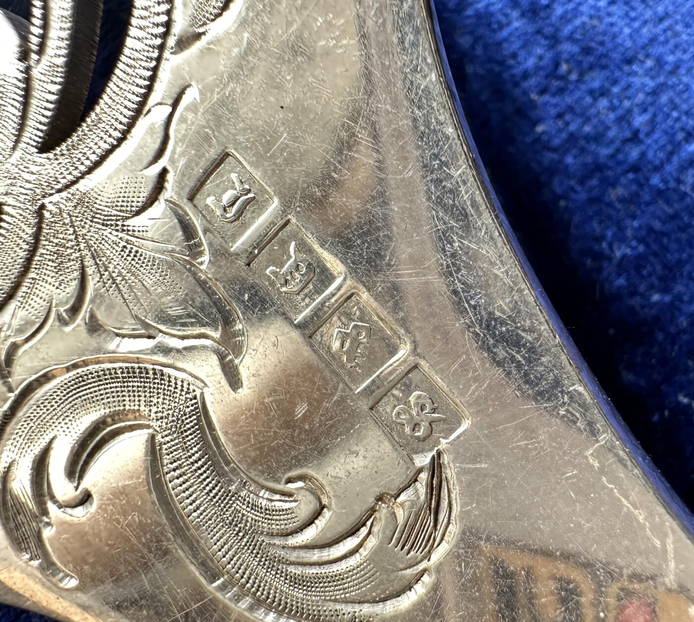 【俄甄集藏】2026年(046)01-07 星期三 晚 19:30 全场包邮 英国19世纪维多利亚时期白色珍贵材料镶嵌刻花古董纪念大型甜点餐刀、餐叉两支一套，原盒，刀长：355mm，宽：60mm；叉长：255mm，宽：50mm，总重量：309.1克