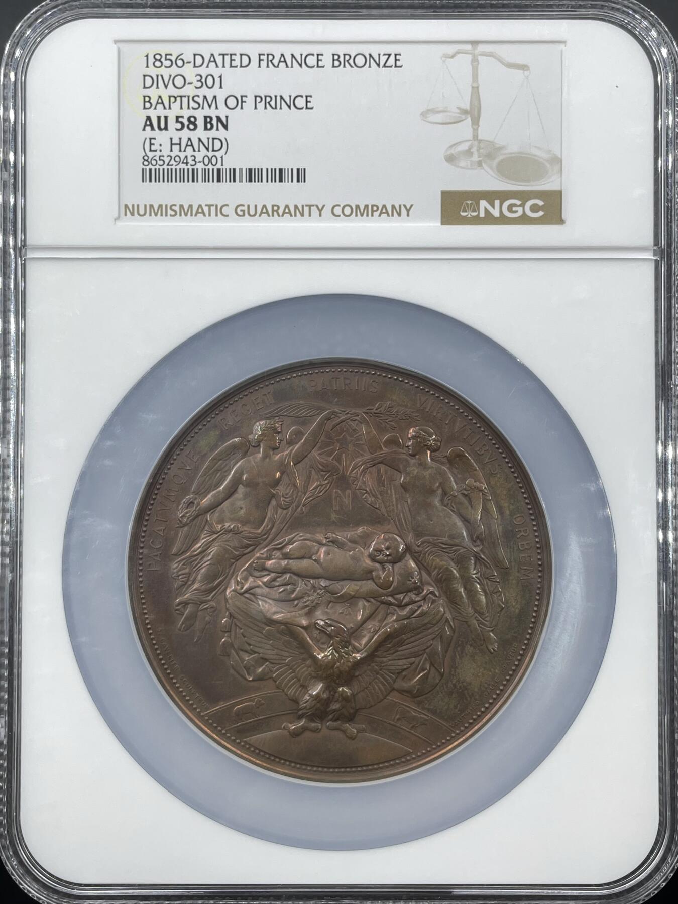 「木头集藏」“冬至雅藏”——章牌精品专场！ Galle～1856年法国皇太子诞生志喜大铜章 ，AU 58 BN，偏低评，直径：77 mm，227克，厚重精美。章上的这个摇篮是巴黎市政府为庆贺皇太子诞生而进献给拿破仑三世的贺礼，目前保存于巴黎市历史博物馆（Musée Carnavalet），我们可以在图中欣赏它的极尽奢华与精美。