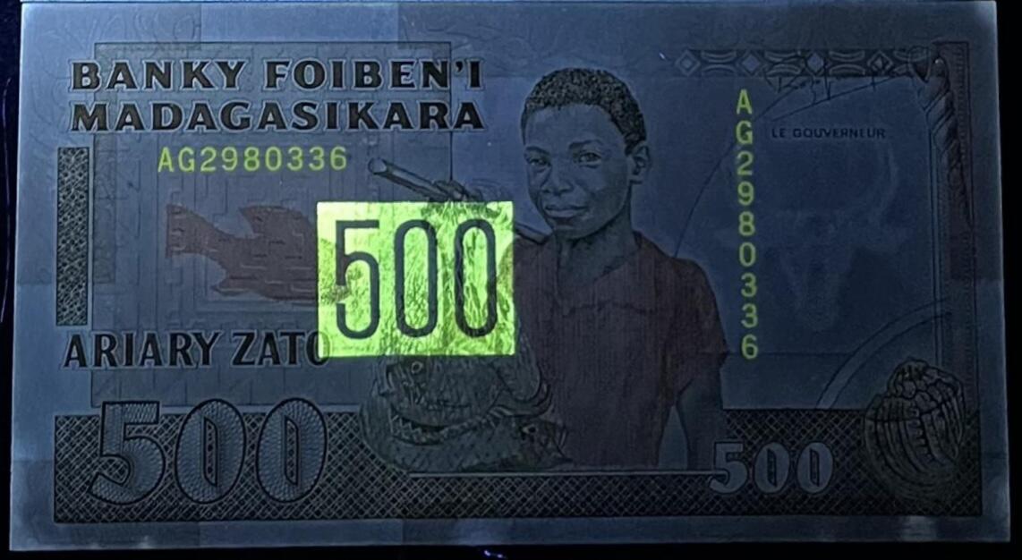 小福收藏拍卖第197期 裸钞场 本期有多张豹子号靓号 百慕大03年50元纪念钞百位号 马来亚和英属婆罗洲开国第一张纸币大冠女王 马来亚 41年1元英王乔六 法属太平洋10000法郎 捷克1000克朗纪念钞千位号  卢森堡 1000法郎  萨尔瓦多样钞 匈牙利 法罗群岛 危地马拉等多国精美纸币 马达加斯加 1988-93年 500法郎 无47 紫外潮 unc