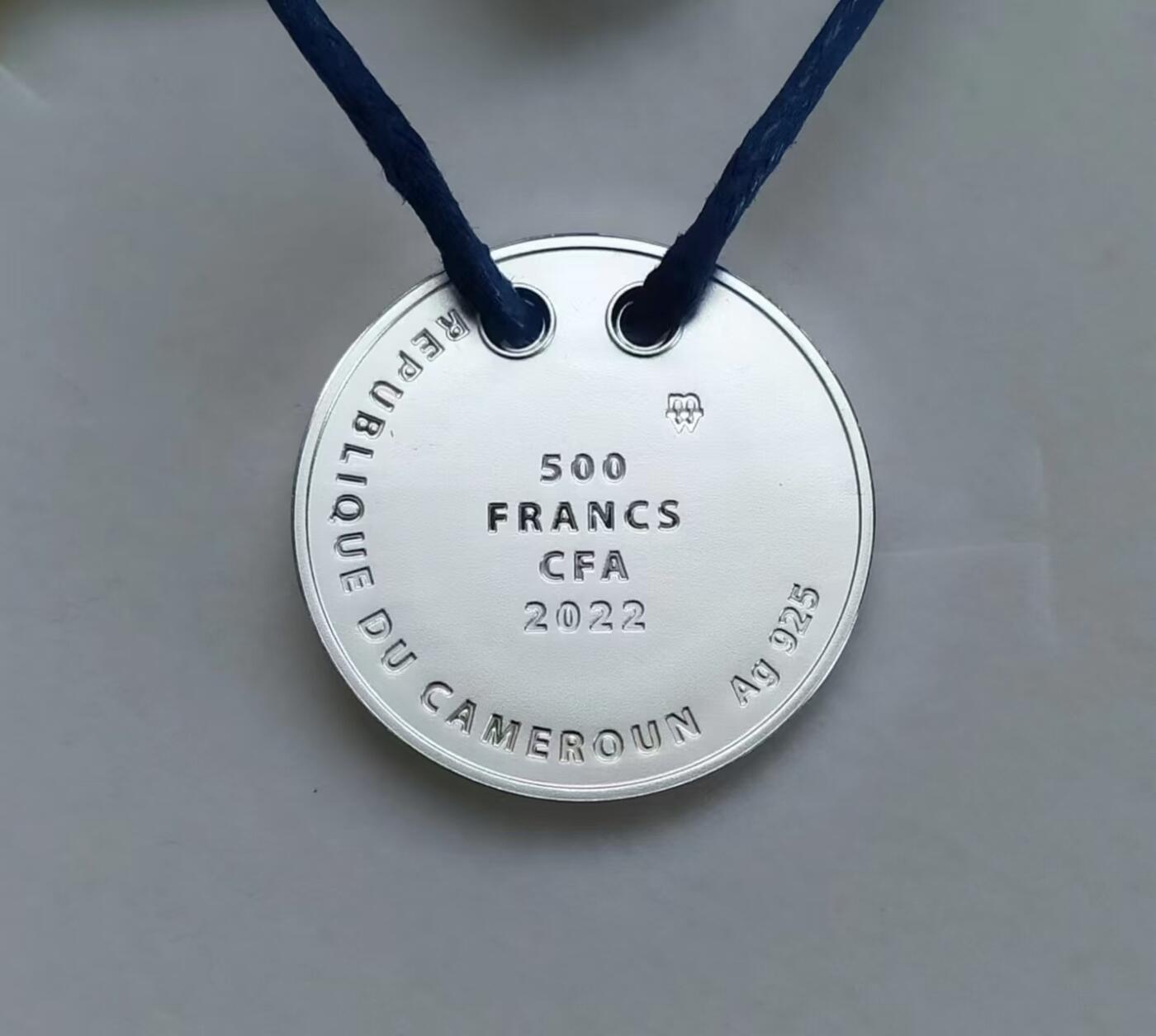 第185期拍卖 喀麦隆2022年，“章鱼”-美丽护身符. 镶嵌3枚大颗粒“卡普里蓝”宝石、项链吊坠、彩金色彩色，珠宝级精制银币. 盒证全. 超高颜值，美好时尚寓意. 国外售价145美元