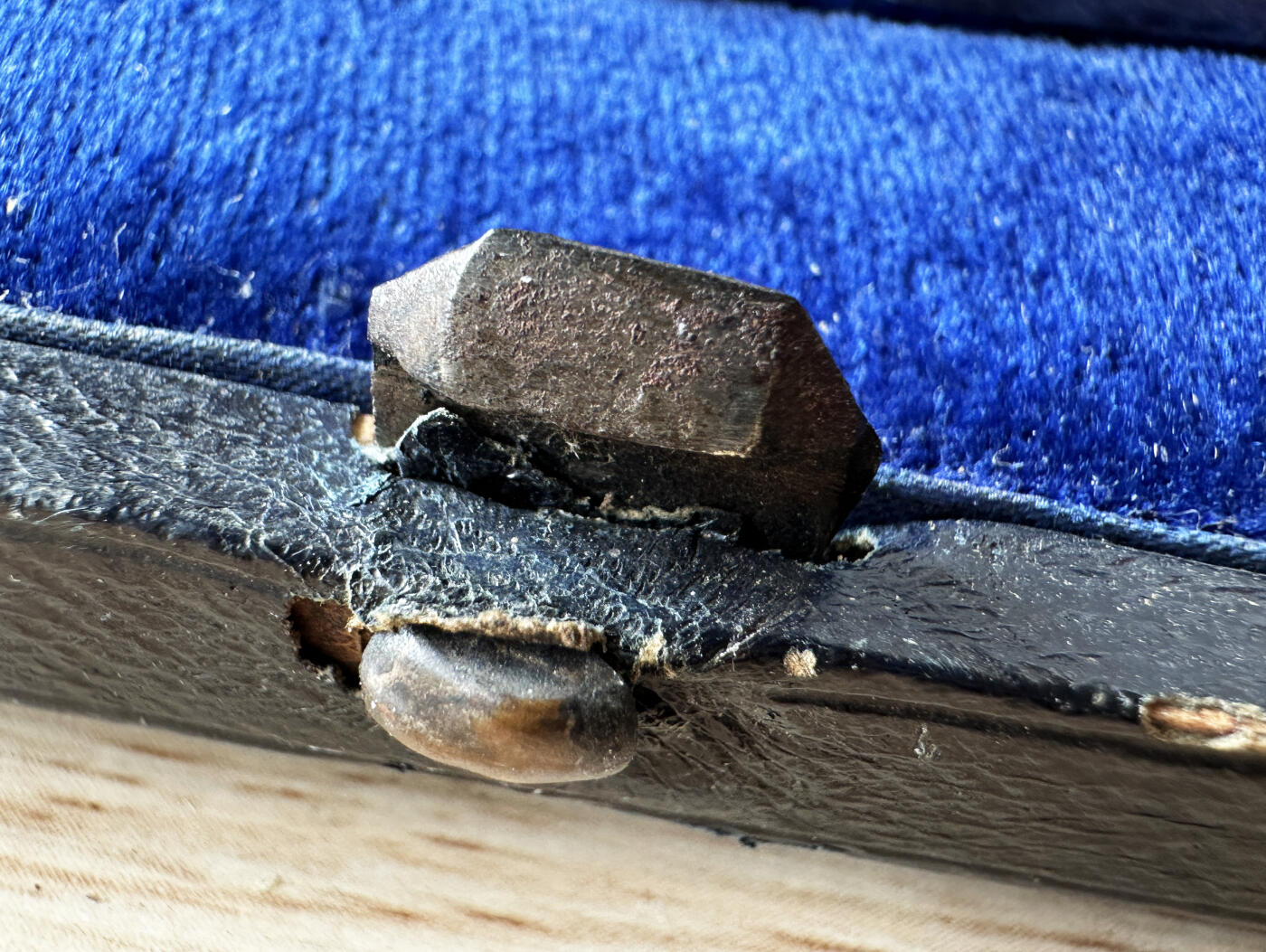 【俄甄集藏】2026年(046)01-07 星期三 晚 19:30 全场包邮 英国19世纪维多利亚时期白色珍贵材料镶嵌刻花古董纪念大型甜点餐刀、餐叉两支一套，原盒，刀长：355mm，宽：60mm；叉长：255mm，宽：50mm，总重量：309.1克