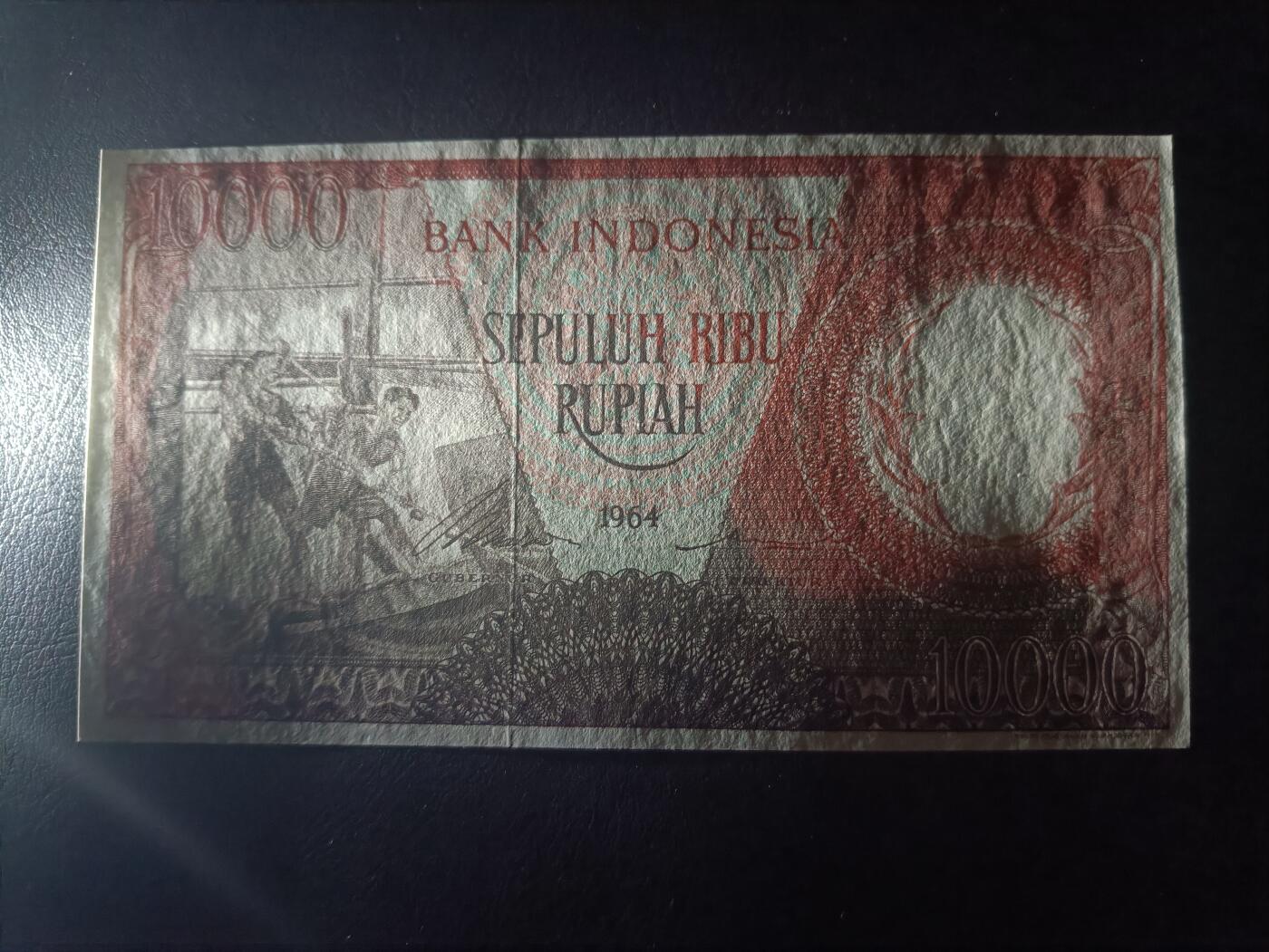 2025十二月第四期，总209期 印度尼西亚1964红版10000卢比AUNC边不齐，稀有补号前缀X无47倒置号豹子头11191，传统捕鱼，少见早期红色版本
