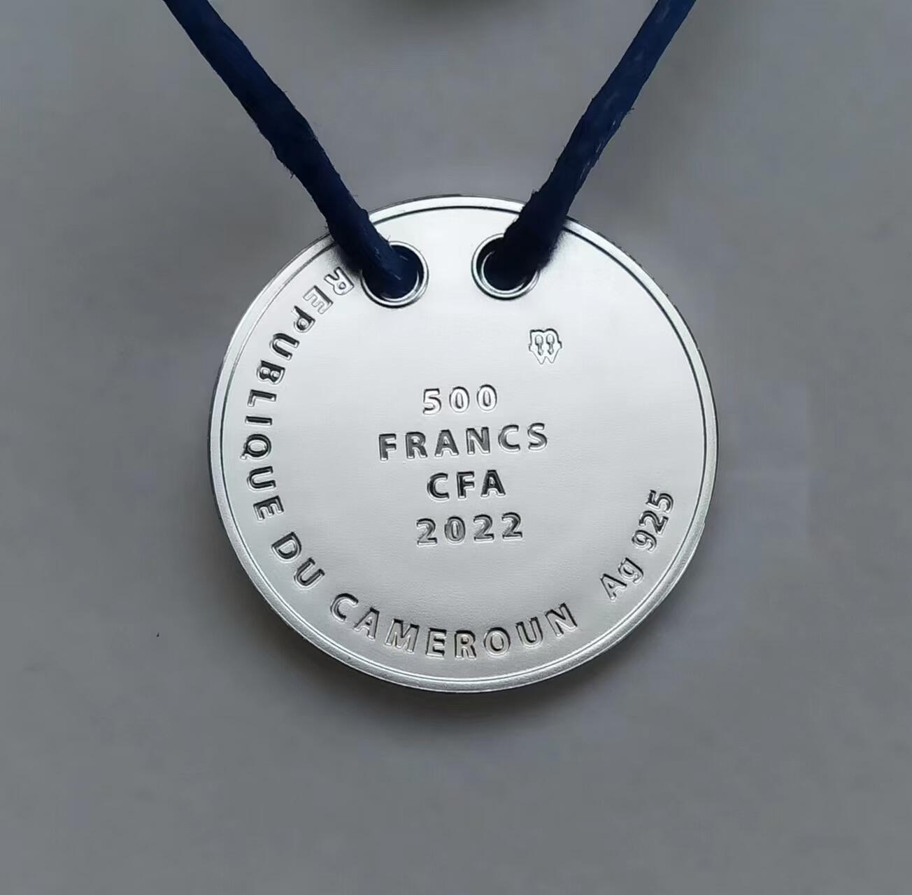 第185期拍卖 喀麦隆2022年，“章鱼”-美丽护身符. 镶嵌3枚大颗粒“卡普里蓝”宝石、项链吊坠、彩金色彩色，珠宝级精制银币. 盒证全. 超高颜值，美好时尚寓意. 国外售价145美元