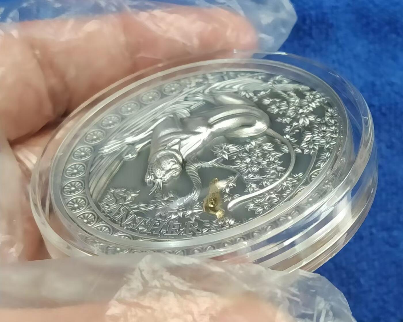 第185期拍卖 【龙头币】加纳2022，狂野杀手(1)-黑豹猎鸟，50克加大(直径达50mm)超高浮雕,仿古镀金银币. 盒证全. 龙头币 (狂野系列第一枚)，该系列即将发行第三枚. 实物图案超漂亮、立体. 新热门，国外售价348美元