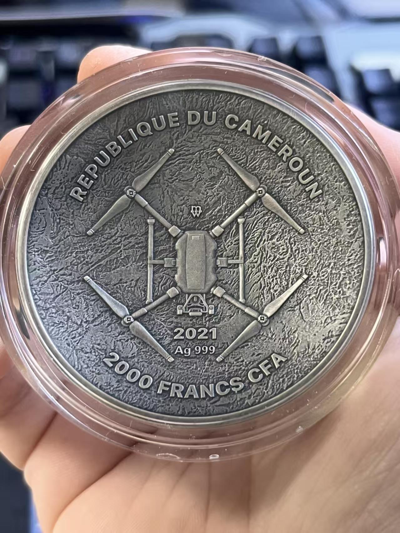 第185期拍卖 【龙头币,2盎司新无人机迷宫系列】喀麦隆2021年，无人机之下-巴萨罗那迷宫，2盎司加大(直径达50mm)、正反高深凹凸曲弧面穹顶形(半球面形),高浮雕仿古银币. 盒证全. 迷宫热门银币. 国外原售价316美元