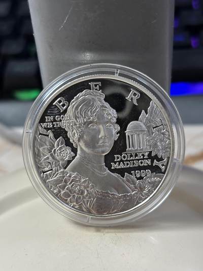 第185期拍卖 - 获奖美国1999年麦迪逊总统夫人多莉纪念银币，900银，26.72克，此币荣获世界硬币大奖赛"最佳克朗币"大奖！材料价360元