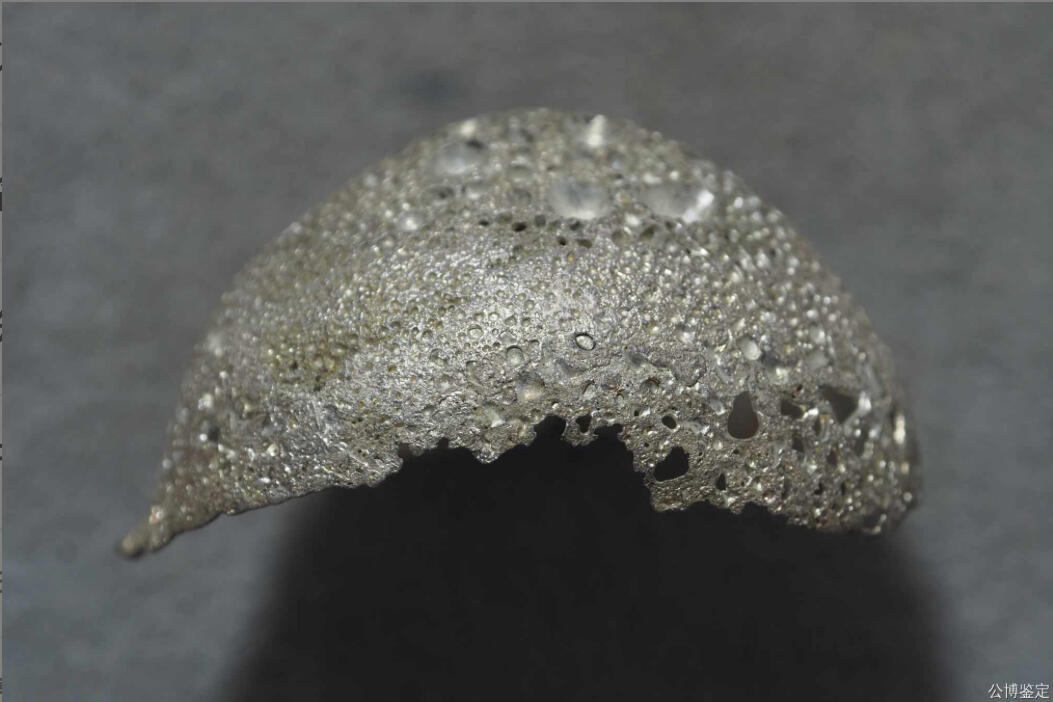 博洋堂世界钱币拍卖第153期（全场包邮） 公博总部严评MS62+，清代贵州二两银锭，重72.6克。贵州地区窖藏，完全未流通品相，锭形规整，通面细丝纹，成色极佳。宝面原光满溢，银色洁白润泽。底部蜂窝晶莹亮丽，气孔圆润饱满，金珠挂底。不可多得的收藏佳品。