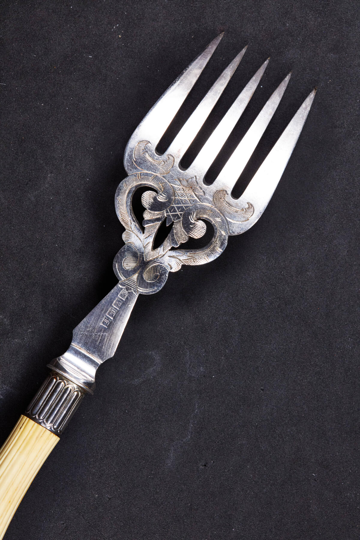 【俄甄集藏】2026年(046)01-07 星期三 晚 19:30 全场包邮 英国19世纪维多利亚时期白色珍贵材料镶嵌刻花古董纪念大型甜点餐刀、餐叉两支一套，原盒，刀长：355mm，宽：60mm；叉长：255mm，宽：50mm，总重量：309.1克