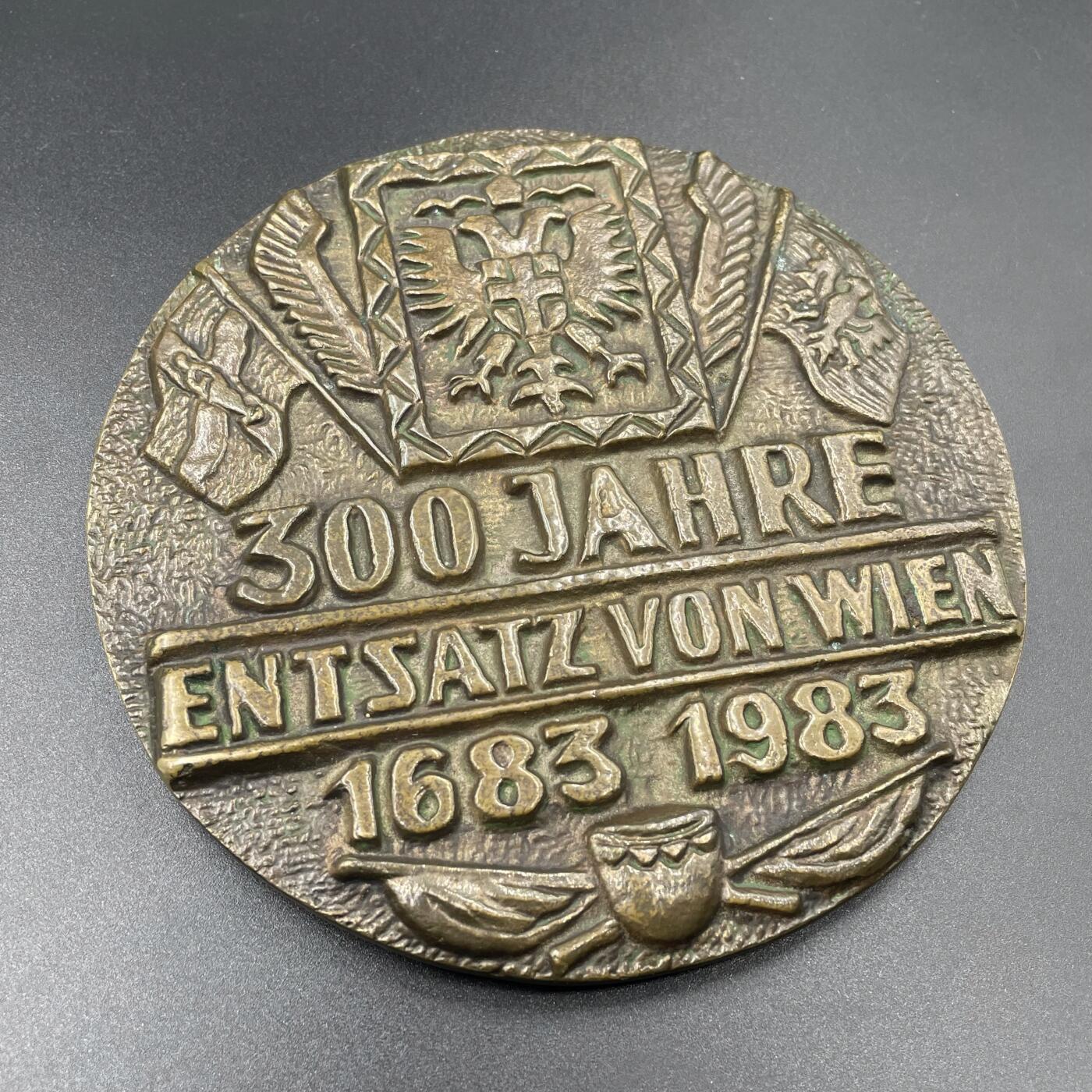 「木头集藏」“冬至雅藏”——章牌精品专场！ 奥地利1983年维也纳战役300周年纪念浇铸大铜章，直径：131mm，巨大厚重。正面是此次战役的大英雄波兰国王索别斯基，以及两个仓皇逃窜的奥斯曼帝国士兵；背面中央和右边分别是神圣罗马帝国和波兰王国的旗帜。