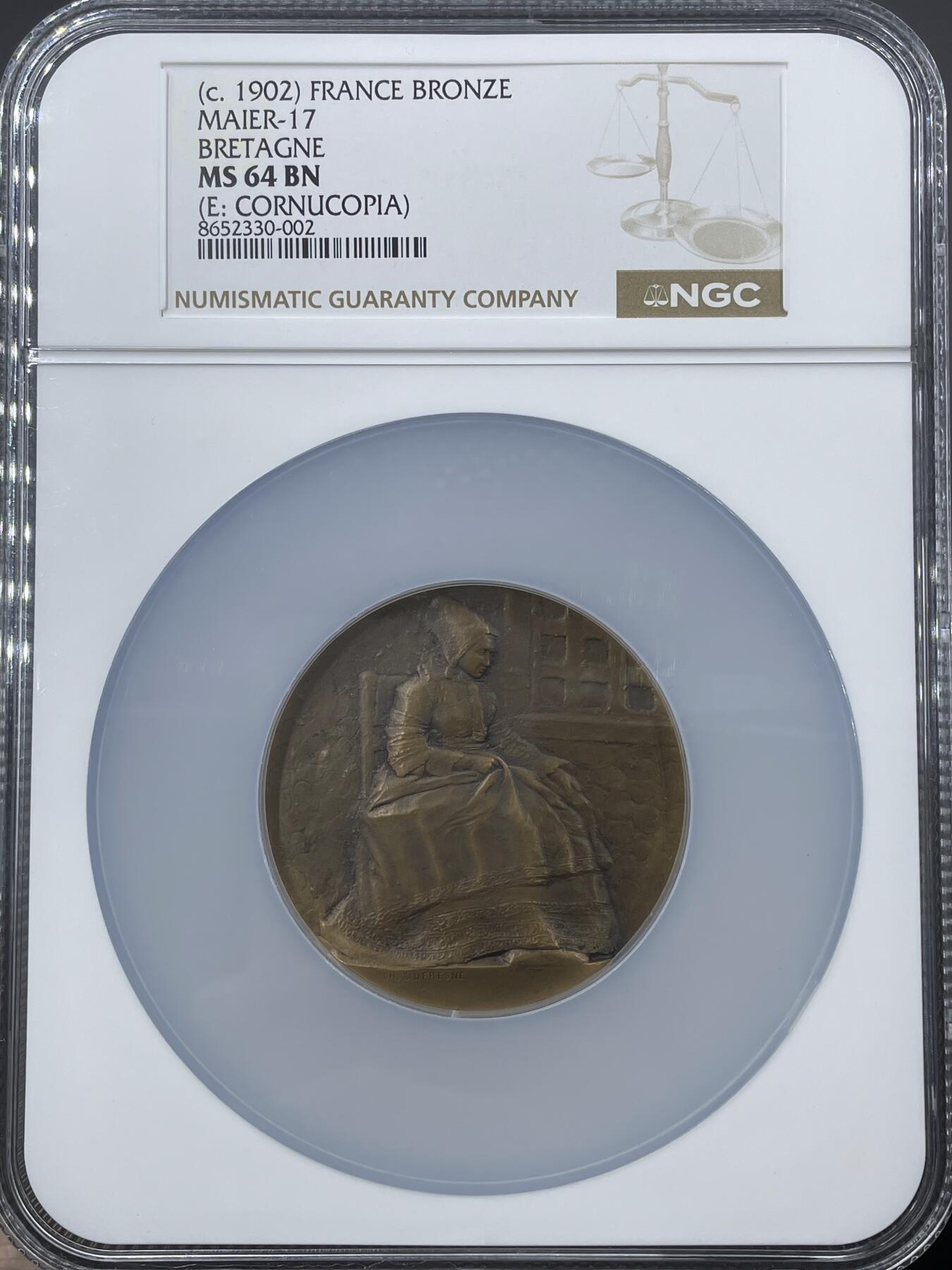 「木头集藏」“冬至雅藏”——章牌精品专场！ CH. Dufresne～法国SAMF协会17号作品铜章“布列塔尼” MS 64 BN，法兰西章牌之友协会（SAMF）1902年发行，直径：55mm，铜章发行量仅136枚，边铭：丰饶角+BRONZE+火蝾螈+限量编号164。正面是一位身着布列塔尼传统服饰的女性，背面是布列塔尼传统样式的十字架。  SAMF协会章是法国新艺术章牌最杰出的代表，历来受到章牌收藏者的追捧。