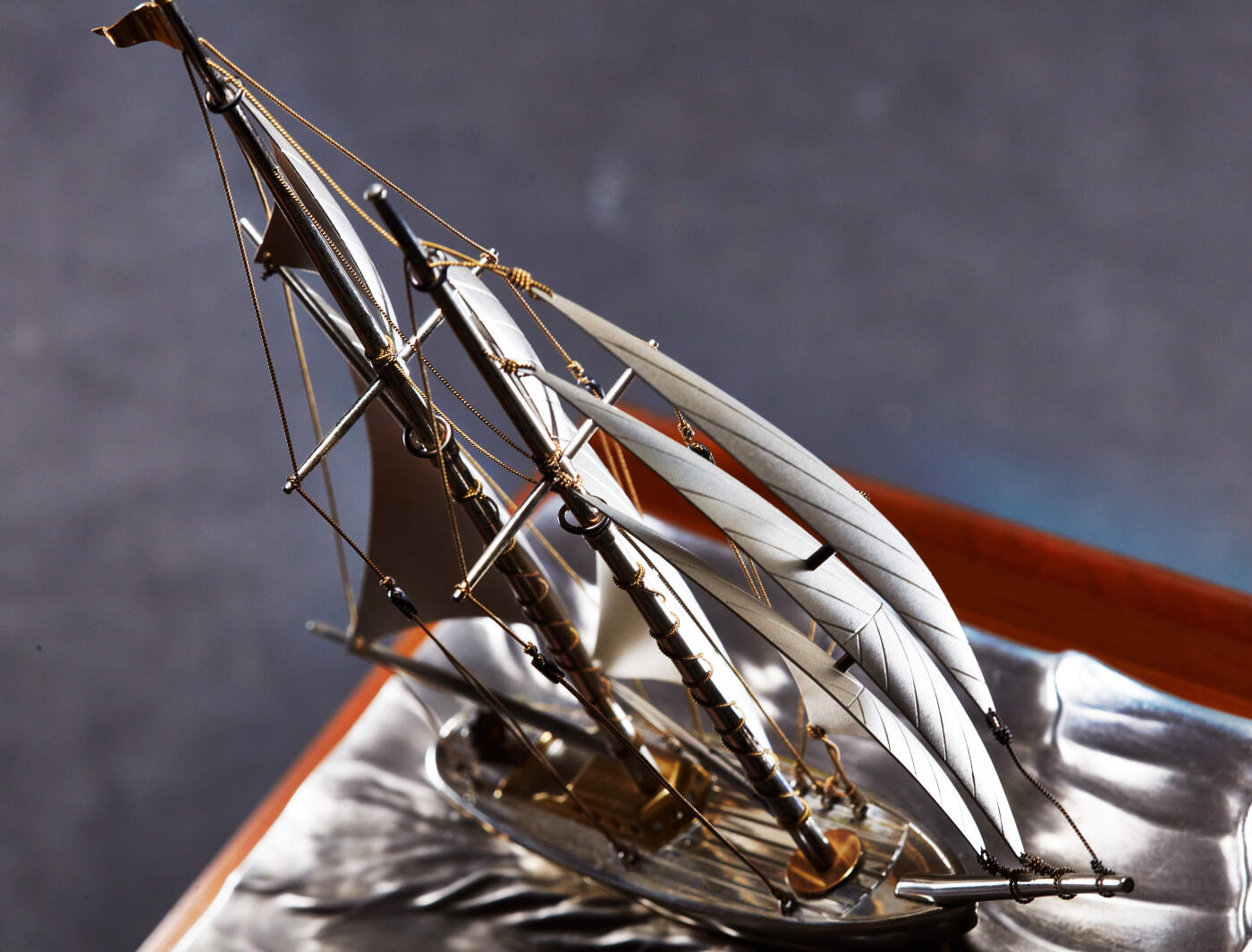 【俄甄集藏】2026年(046)01-07 星期三 晚 19:30 全场包邮 日本1950年代古董精工纯银帆船摆件，高：45mm，长：170mm，宽：45mm，底座：275mm×170mm，船身为96%银质，底板为铜质镀银，纯银部分总重量：119.3克，克重不包含木质底座，镀银底版