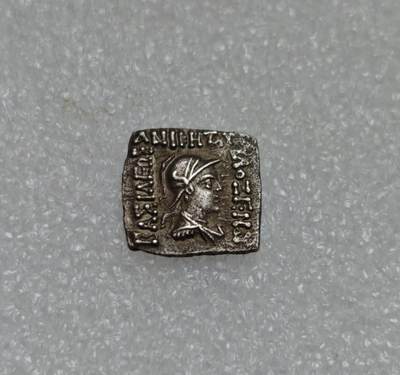 瓶子🏺第221期拍卖会 - 古希腊-印度菲罗赛努斯方银银币 公元前125年—前110年   重2.06克  1德拉克马 正面戴盔国王头像 反面国王戎装骑像  周围佉卢文   十分少见是印度希腊中的珍贵品种  1德拉克马方型银币