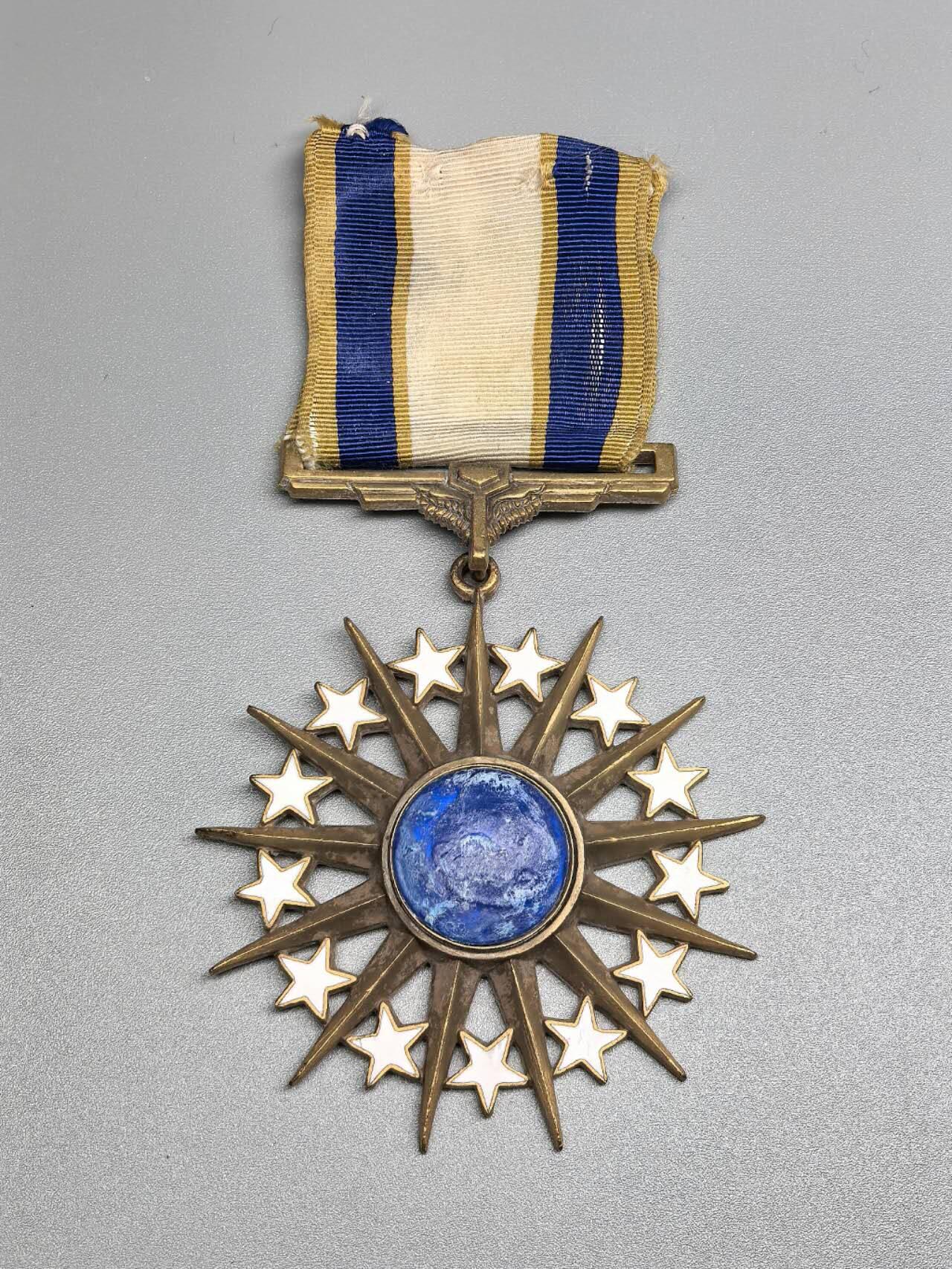 小驴勋章奖章收藏12月20日周六晚六点拍卖（珍爱和平，收藏战争，铭记历史，勿忘国耻，忠党爱国。有偿代拍，送拍规则在简介最后，参拍须阅读规则后再参拍，关系到运费包装发货时效真假辨别等关键信息，拍卖时不再发原图，看大图店主微信码在拍卖店铺介绍里）