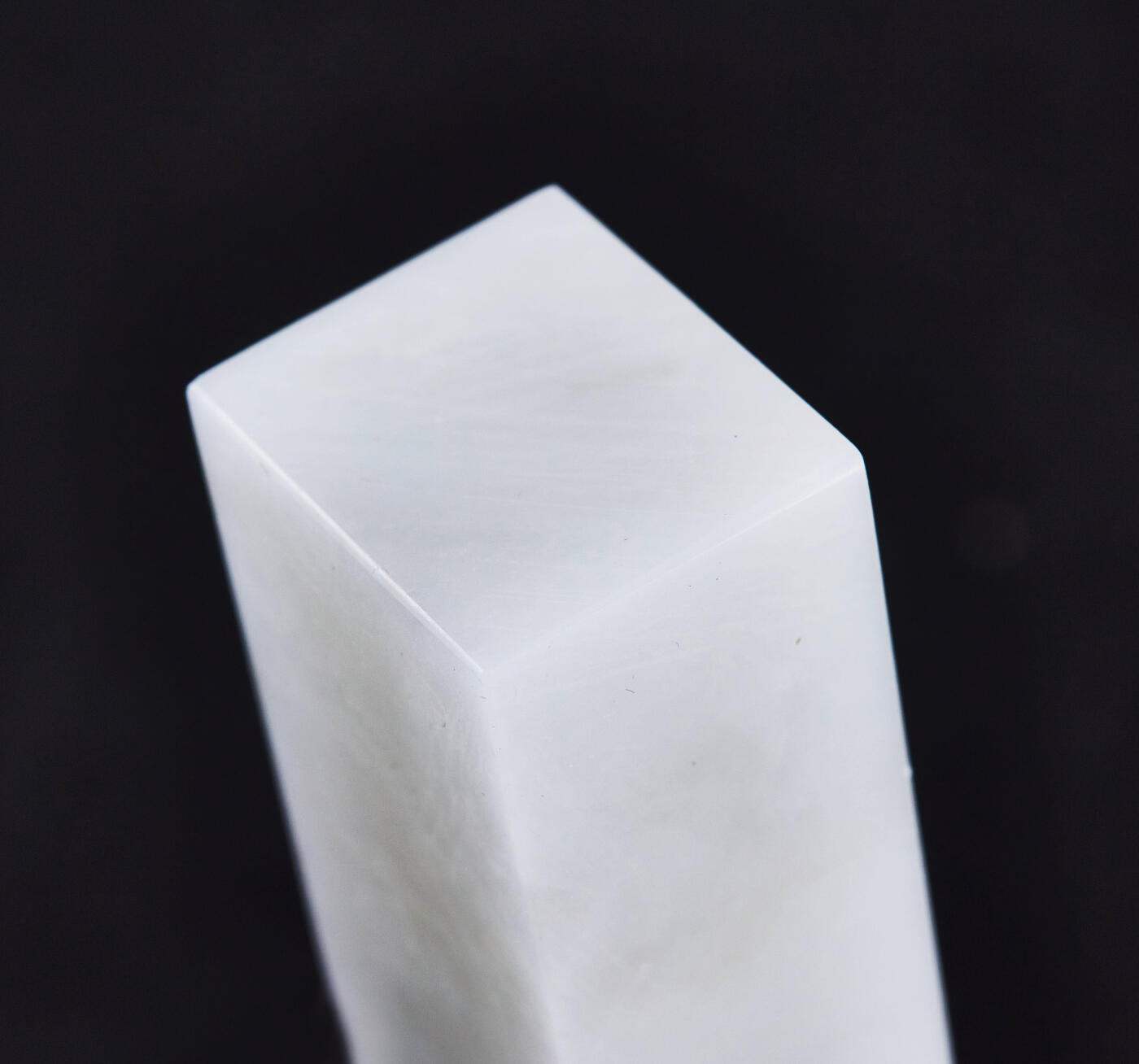 【俄甄集藏】2026年(046)01-07 星期三 晚 19:30 全场包邮 精美奶白冻石方料印章（产地中国青海），高：60mm，底座：22mm×27mm，重量：98.83克，质地清纯