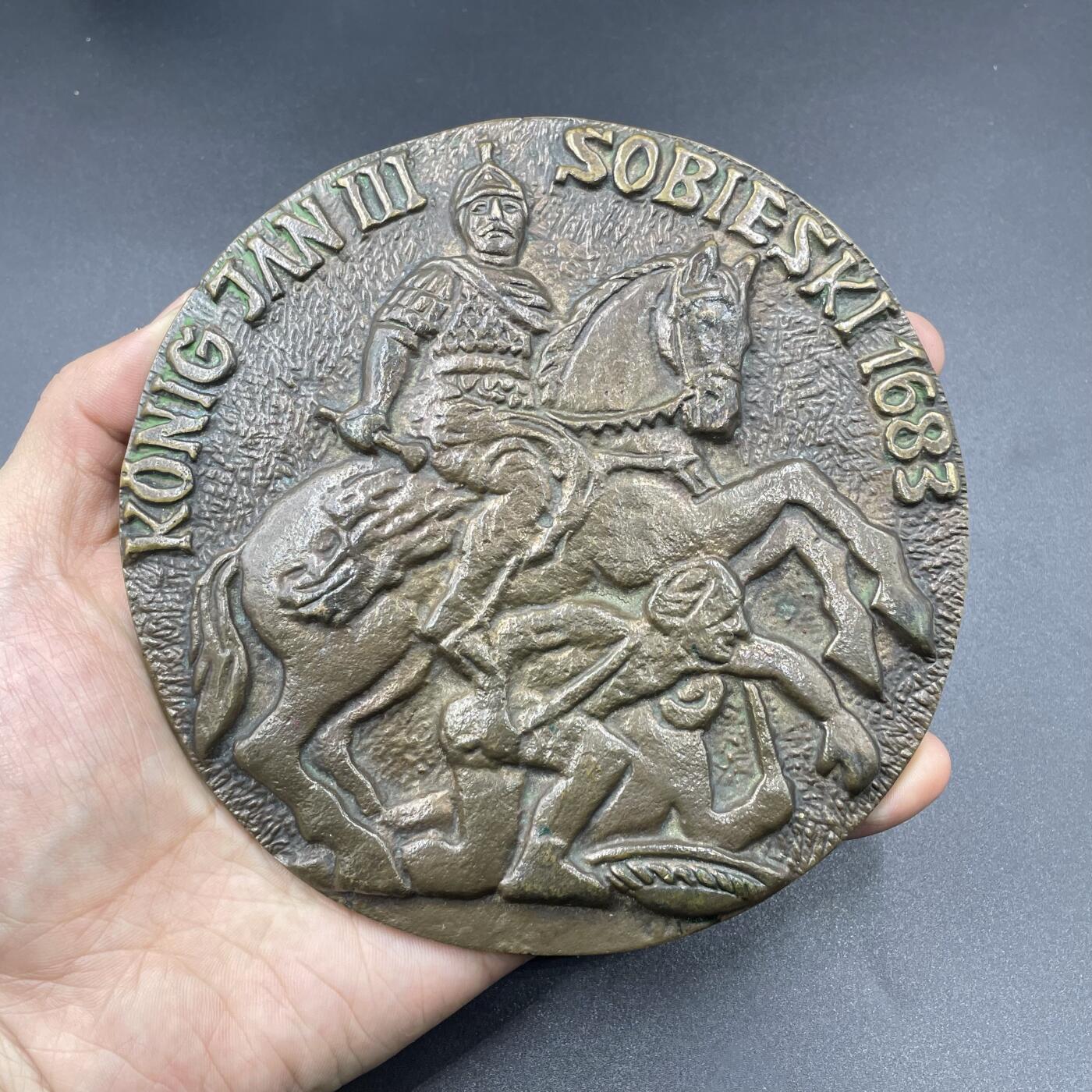 「木头集藏」“冬至雅藏”——章牌精品专场！ 奥地利1983年维也纳战役300周年纪念浇铸大铜章，直径：131mm，巨大厚重。正面是此次战役的大英雄波兰国王索别斯基，以及两个仓皇逃窜的奥斯曼帝国士兵；背面中央和右边分别是神圣罗马帝国和波兰王国的旗帜。