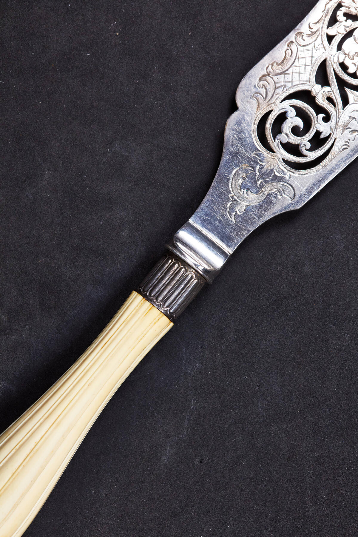 【俄甄集藏】2026年(046)01-07 星期三 晚 19:30 全场包邮 英国19世纪维多利亚时期白色珍贵材料镶嵌刻花古董纪念大型甜点餐刀、餐叉两支一套，原盒，刀长：355mm，宽：60mm；叉长：255mm，宽：50mm，总重量：309.1克