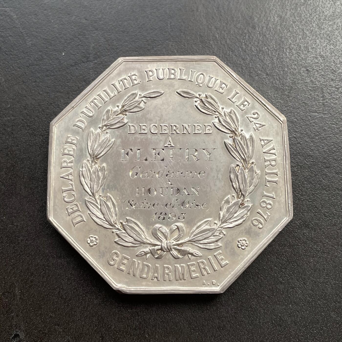 「木头集藏」“冬至雅藏”——章牌精品专场！ A.Desaide～1896年法国反偷猎中央协会大型八角银奖章，直径：46 mm，39.3 g，边铭：丰饶角 ARGENT，背面法语：“1876年4月24日被宣布为公共事业机构”，“ 1896年授予塞纳-瓦兹省乌丹市宪兵队里的：Fleury ”，早期版本，少见大版，品相不错！