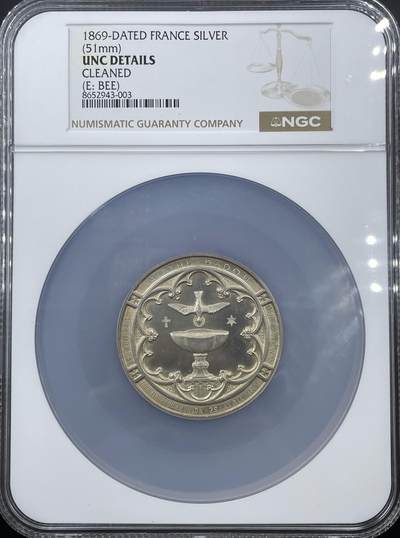 「木头集藏」“冬至雅藏”——章牌精品专场！ - 1869年法国洗礼、圣餐与坚振仪式纪念银章，UNC DETAILS，直径：51 mm，蜜蜂边铭，品相很不错。正面法语：吃我肉、喝我血的人将拥有永生，在末日我要使他复活，出自《约翰福音》，是圣体圣事的核心经文，背面中央是圣杯（圣体圣事核心圣器），上方有象征圣灵的白鸽，左侧十字架、右侧五角星分别代表基督与信仰指引；整体以哥特式卷草纹环绕，强化宗教神圣感。