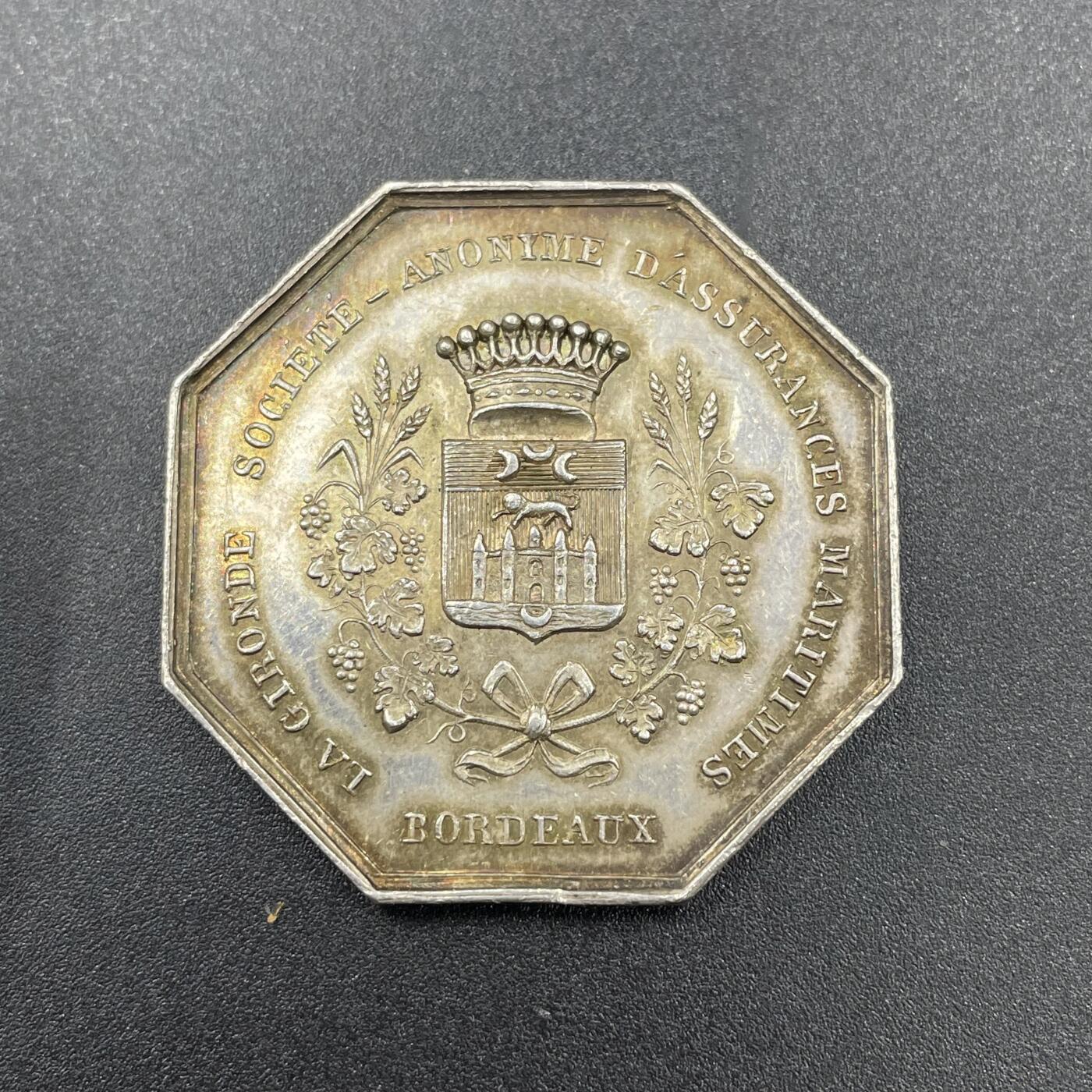 「木头集藏」“冬至雅藏”——章牌精品专场！ 法国波尔多吉伦特省海洋保险公司八角银章，直径：34.7 mm，18.2 g，边铭：蜜蜂 ARGENT，背面中间是带有皇冠的波尔多城市盾徽浮雕，两侧装饰麦穗、葡萄藤等代表吉伦特省农业与酿酒业的元素，刻画细致，少见八角。