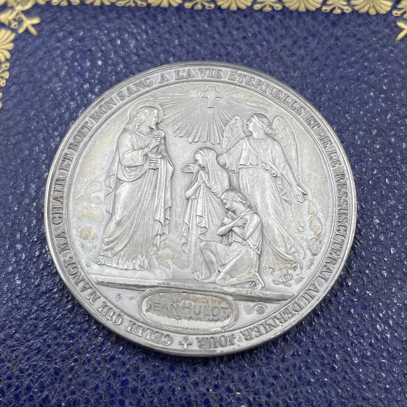 「木头集藏」“冬至雅藏”——章牌精品专场！ 1901年法国基督教洗礼、坚振与圣餐仪式纪念原盒银章，直径：36.8 mm，21.2 g，边铭：丰饶角 ARGENT，品相很不错，烫金原盒正常使用，同款收藏佳品！正面法语：吃我肉、喝我血的人将拥有永生，在末日我要使他复活），出自《约翰福音》，是圣体圣事的核心经文，背面法语：我弃绝撒旦及其诡计与作为，并永远依附于耶稣基督。