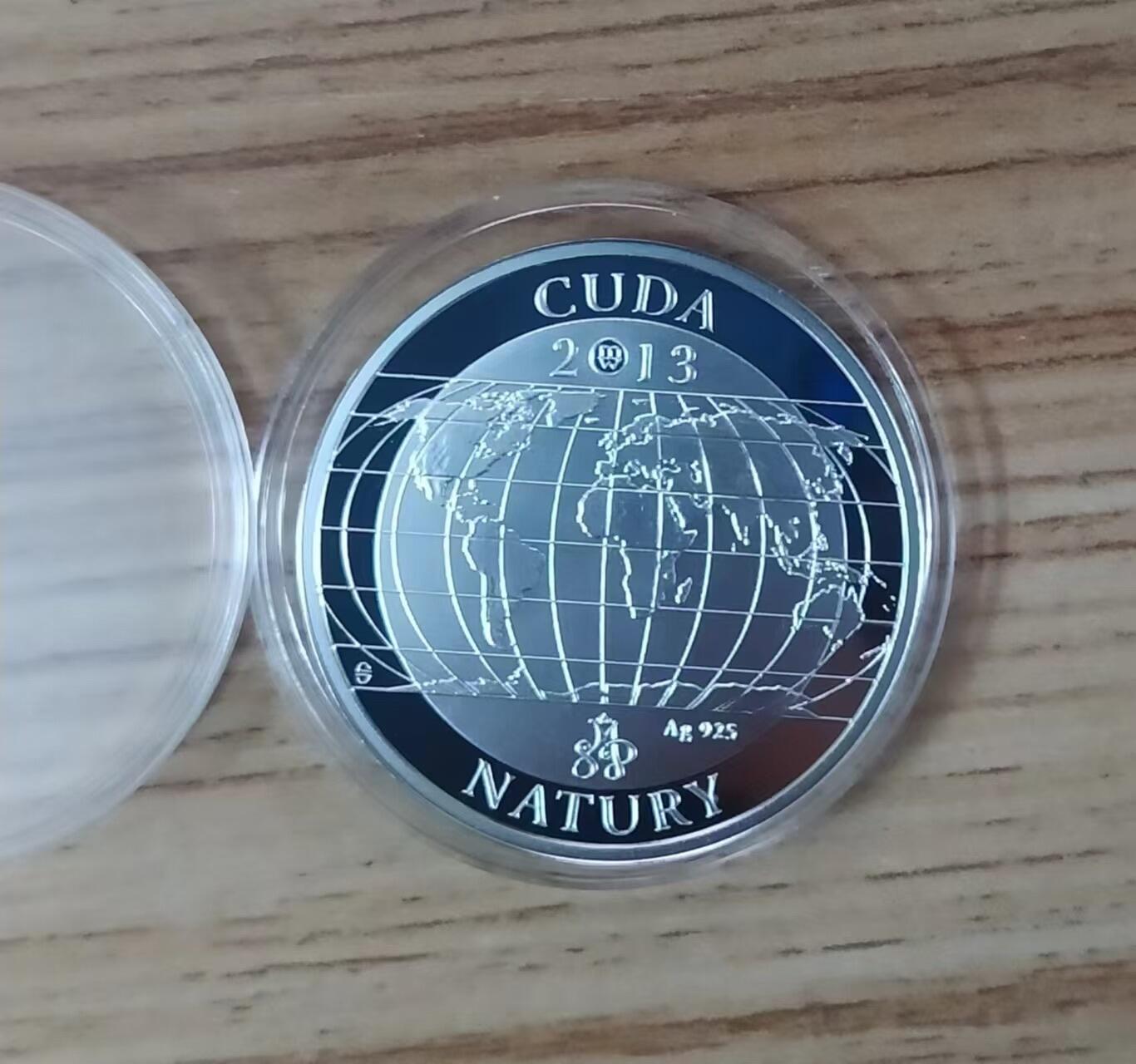 第185期拍卖 波兰造币厂2013年，自然奇观系列-伊瓜苏大瀑布(世界公认最美丽的瀑布)，波兰造币厂自然奇观系列彩色精制无面值银币. 带盒无证书. 10克,直径32mm,漂亮少见品.实物超级精美漂亮. 国外售价96美元