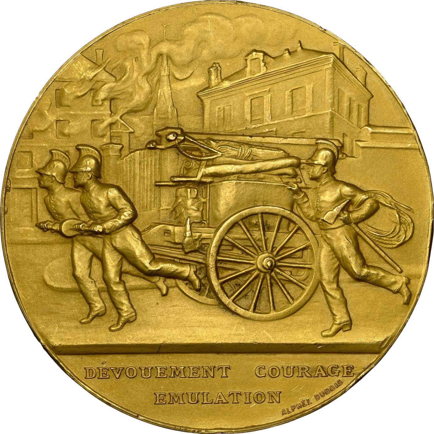博洋堂世界钱币拍卖第153期（全场包邮） NGC MS63 1903年法国卡昂消防局金质奖章，章牌名家dubois作品，50mm，质量94.77克。正面：三名消防员驾驶消防车驶向燃烧的建筑物；背面：月桂花环内有七行法语铭文；花环外环绕铭文。这枚色彩艳丽、引人注目的金质奖章旨在纪念卡昂消防局在比赛中的英勇表现，细节清晰，光泽柔和近乎哑光。以精美的金质材质，向消防事业致敬。