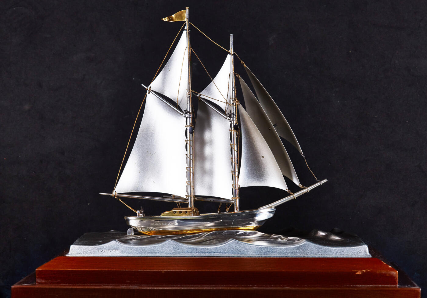 【俄甄集藏】2026年(046)01-07 星期三 晚 19:30 全场包邮 日本1950年代古董精工纯银帆船摆件，高：45mm，长：170mm，宽：45mm，底座：275mm×170mm，船身为96%银质，底板为铜质镀银，纯银部分总重量：119.3克，克重不包含木质底座，镀银底版