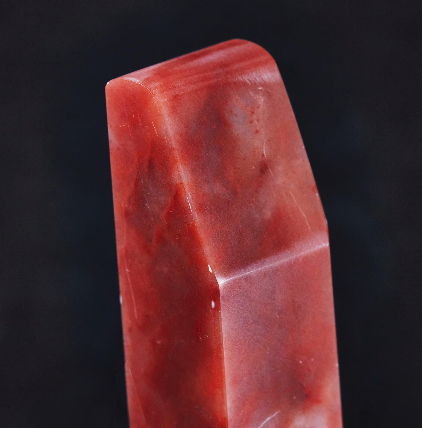 【俄甄集藏】2026年(046)01-07 星期三 晚 19:30 全场包邮 精美老挝石方料印章（产地老挝），高：53mm，底座：19mm×19mm，重量：43.13克，质地温润如玉，颜色明丽