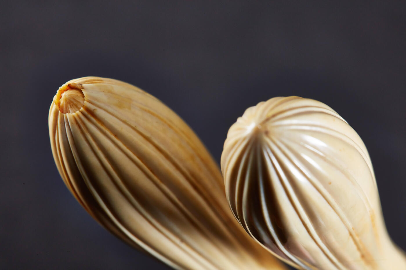 【俄甄集藏】2026年(046)01-07 星期三 晚 19:30 全场包邮 英国19世纪维多利亚时期白色珍贵材料镶嵌刻花古董纪念大型甜点餐刀、餐叉两支一套，原盒，刀长：355mm，宽：60mm；叉长：255mm，宽：50mm，总重量：309.1克