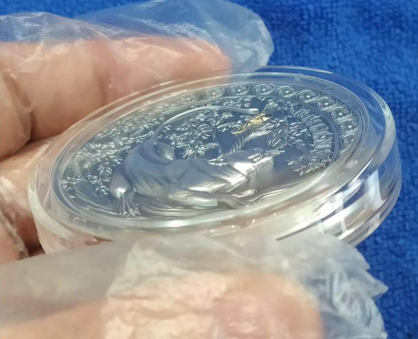 第185期拍卖 【龙头币】加纳2022，狂野杀手(1)-黑豹猎鸟，50克加大(直径达50mm)超高浮雕,仿古镀金银币. 盒证全. 龙头币 (狂野系列第一枚)，该系列即将发行第三枚. 实物图案超漂亮、立体. 新热门，国外售价348美元