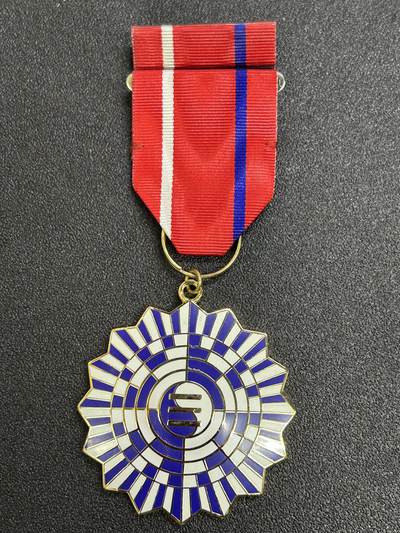 西秦中古拍卖第六十九期 - 民国乾元勋章 带勋略 退台后