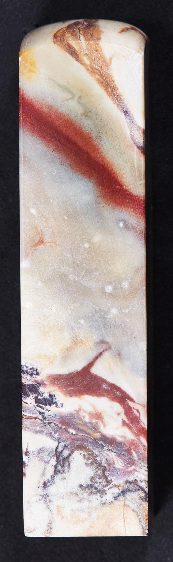 【俄甄集藏】2026年(046)01-07 星期三 晚 19:30 全场包邮 精美昌化石微雕山水印章（产地中国浙江），高：110mm，底座：27mm×27mm，重量：210.45克，色彩斑斓，俏色巧雕，难得