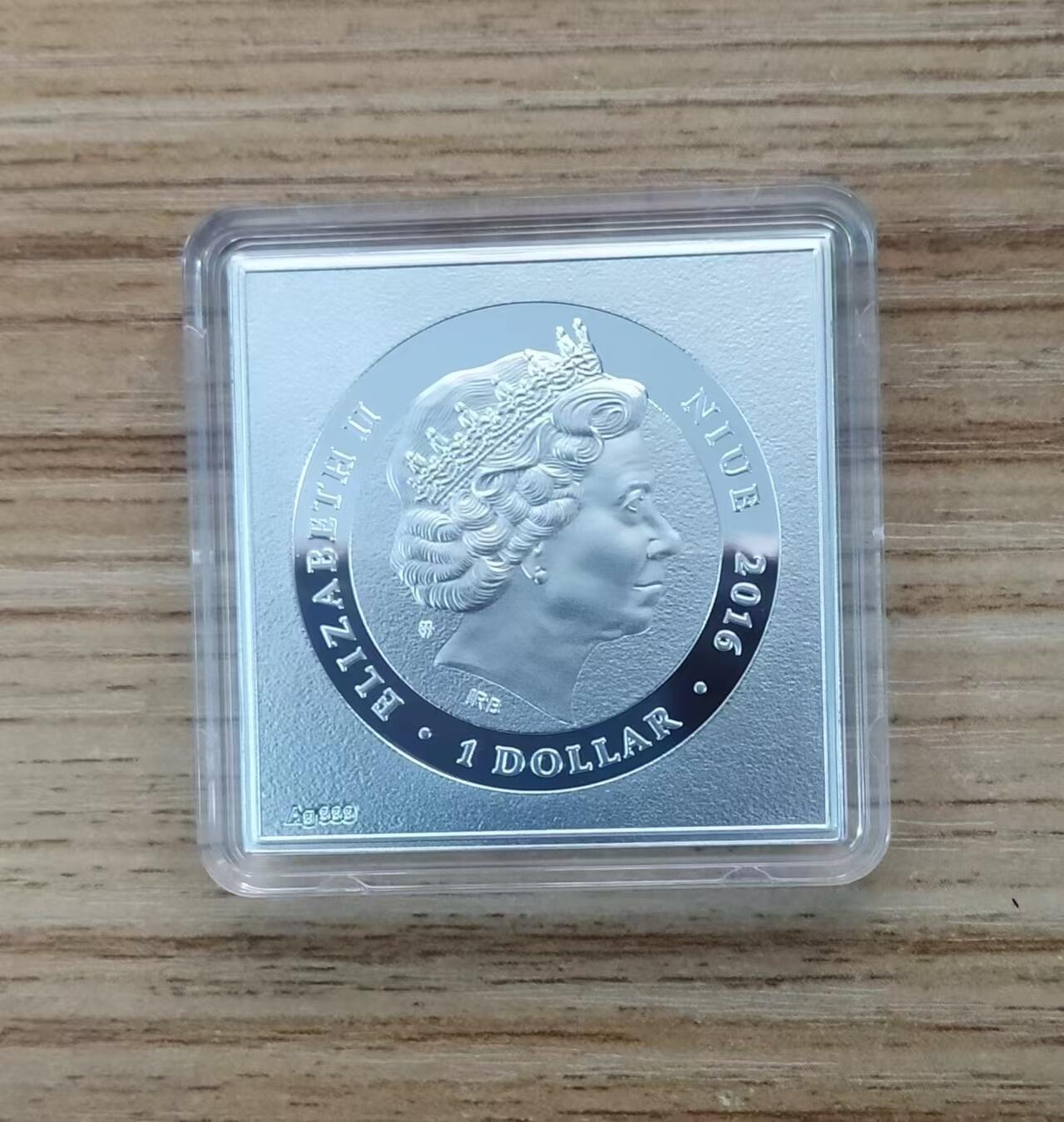 第185期拍卖  纽埃2016年，罗马诺 名画系列-“耶稣和抹大拉的玛利亚”，异形、彩色精制银币. 盒证全. 带展示支架的原盒，高颜值漂亮银币. 大师名画系列银币. 国外售价151美元