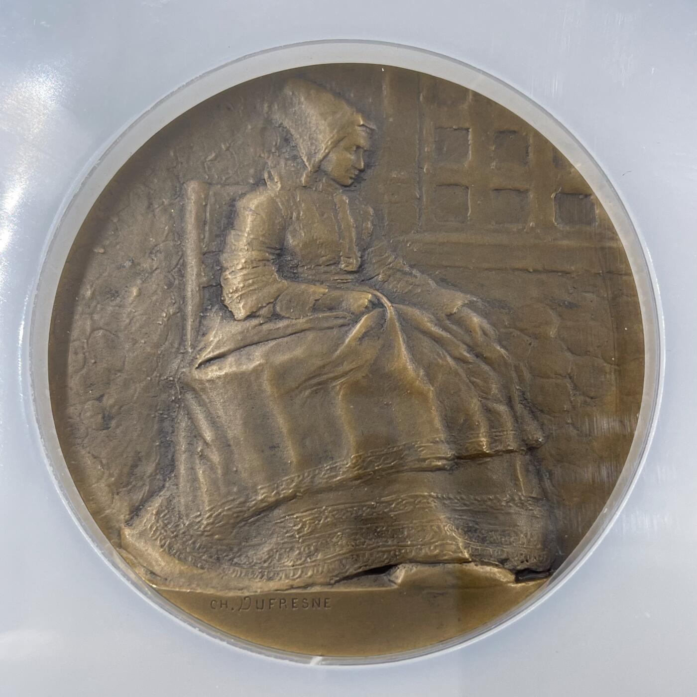 「木头集藏」“冬至雅藏”——章牌精品专场！ CH. Dufresne～法国SAMF协会17号作品铜章“布列塔尼” MS 64 BN，法兰西章牌之友协会（SAMF）1902年发行，直径：55mm，铜章发行量仅136枚，边铭：丰饶角+BRONZE+火蝾螈+限量编号164。正面是一位身着布列塔尼传统服饰的女性，背面是布列塔尼传统样式的十字架。  SAMF协会章是法国新艺术章牌最杰出的代表，历来受到章牌收藏者的追捧。