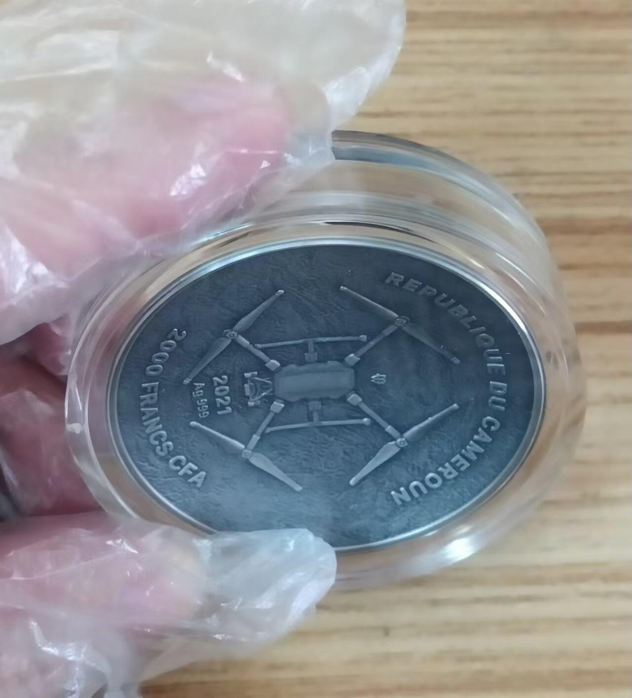 第185期拍卖 【龙头币,2盎司新无人机迷宫系列】喀麦隆2021年，无人机之下-巴萨罗那迷宫，2盎司加大(直径达50mm)、正反高深凹凸曲弧面穹顶形(半球面形),高浮雕仿古银币. 盒证全. 迷宫热门银币. 国外原售价316美元