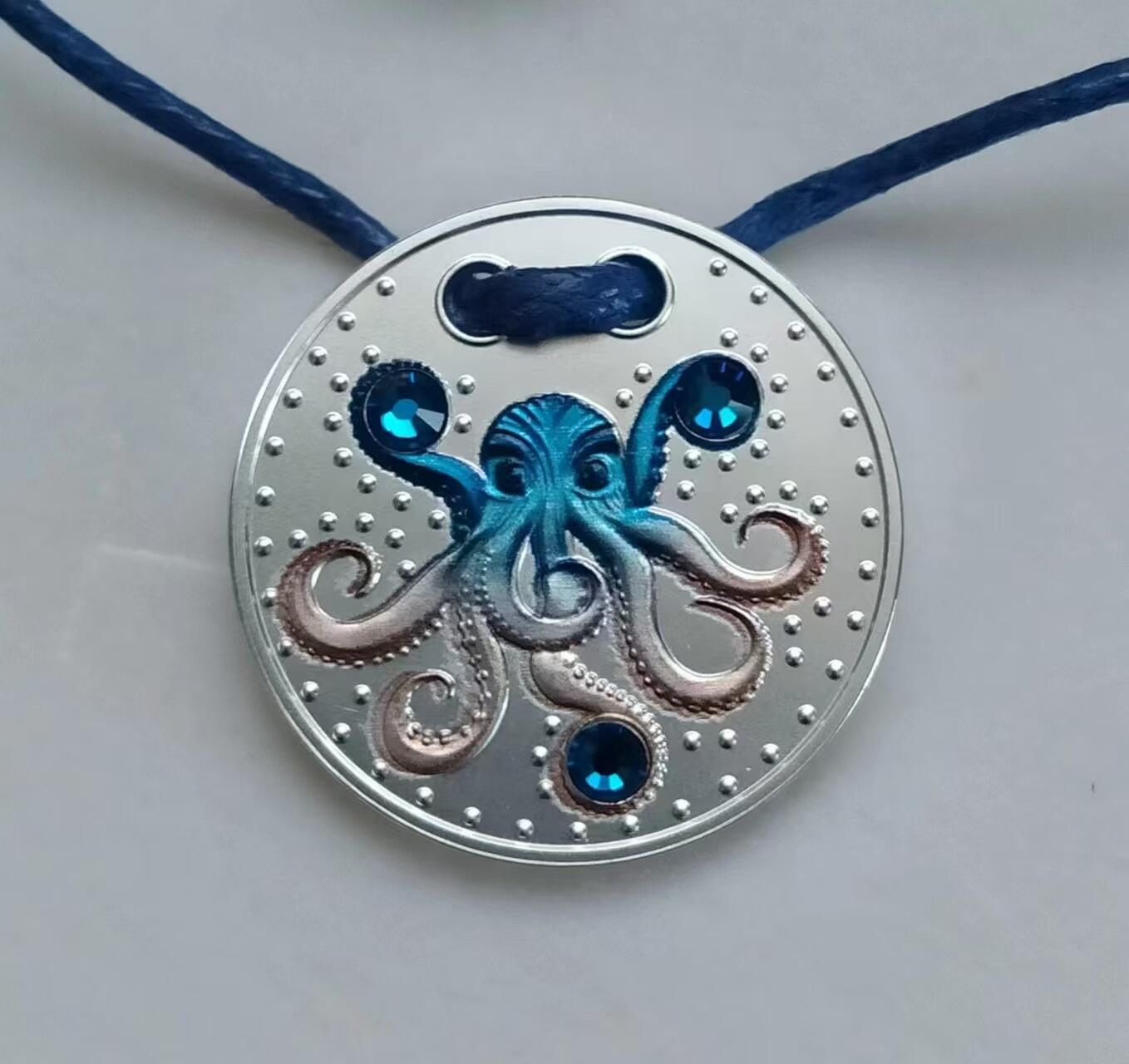 第185期拍卖 喀麦隆2022年，“章鱼”-美丽护身符. 镶嵌3枚大颗粒“卡普里蓝”宝石、项链吊坠、彩金色彩色，珠宝级精制银币. 盒证全. 超高颜值，美好时尚寓意. 国外售价145美元