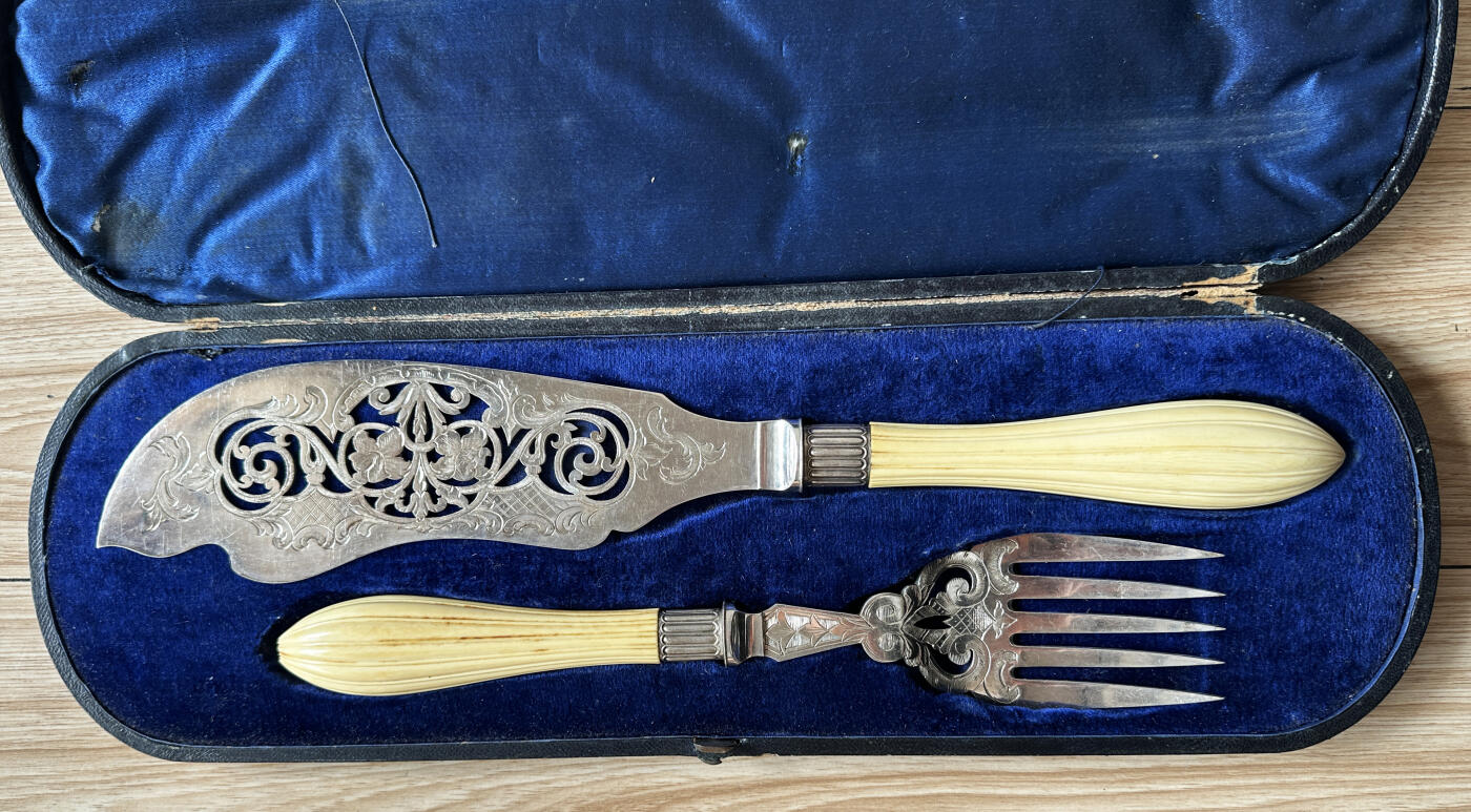 【俄甄集藏】2026年(046)01-07 星期三 晚 19:30 全场包邮 英国19世纪维多利亚时期白色珍贵材料镶嵌刻花古董纪念大型甜点餐刀、餐叉两支一套，原盒，刀长：355mm，宽：60mm；叉长：255mm，宽：50mm，总重量：309.1克