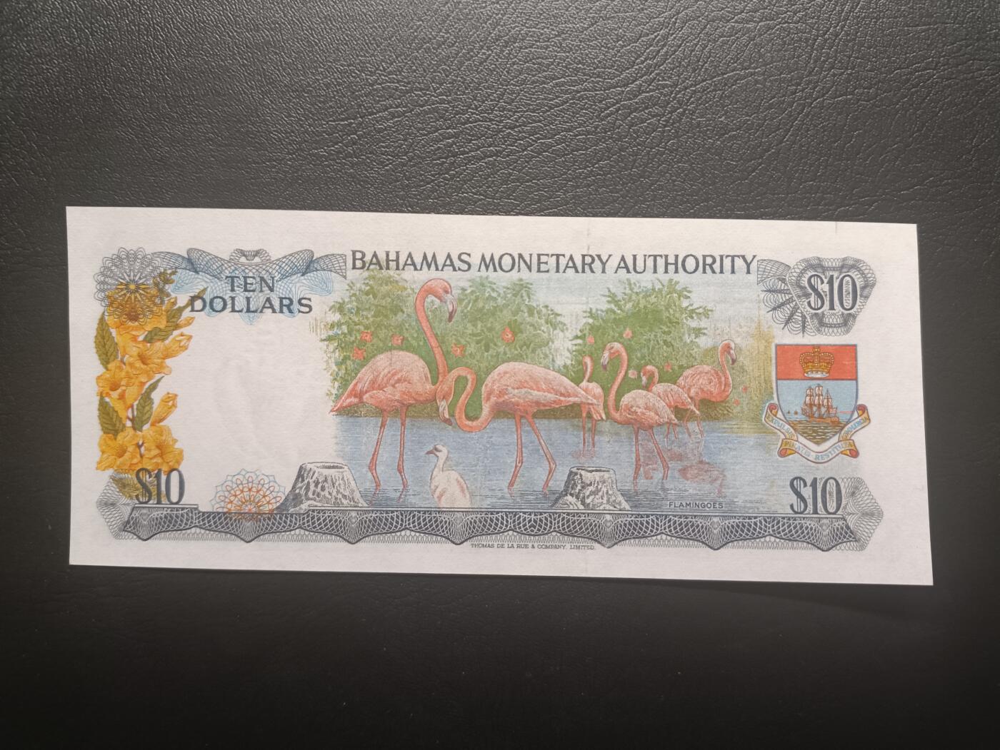 2025十二月第四期，总209期 巴哈马1968版10元AUNC，中期“巴哈马金管局”抬头，稀有的中高面值，大冠女王和火烈鸟，德纳罗公司水粉画风格的唯美彩背