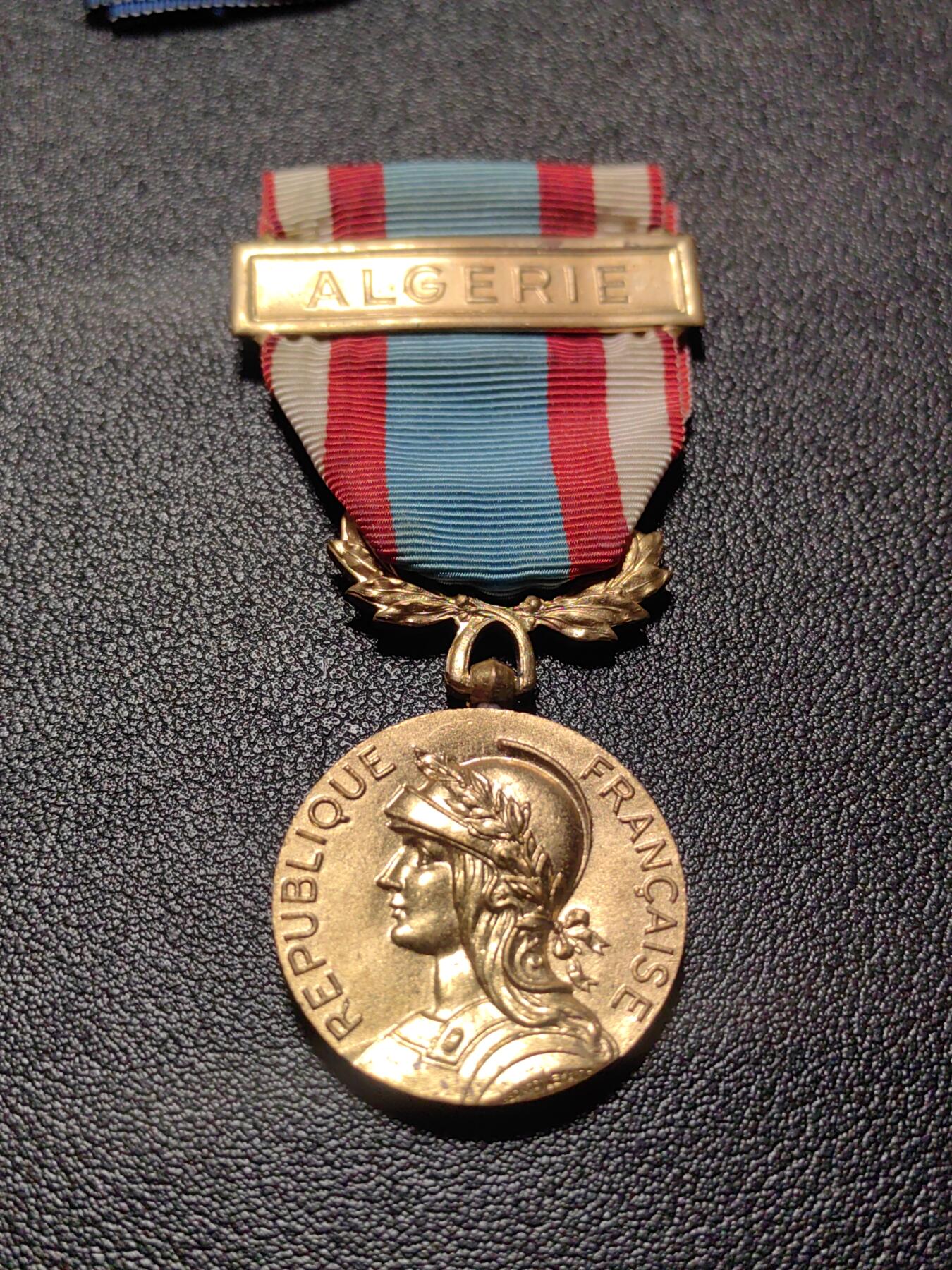 靖甫拍卖第十三场 法国军事维和奖章 阿尔及利亚勋条