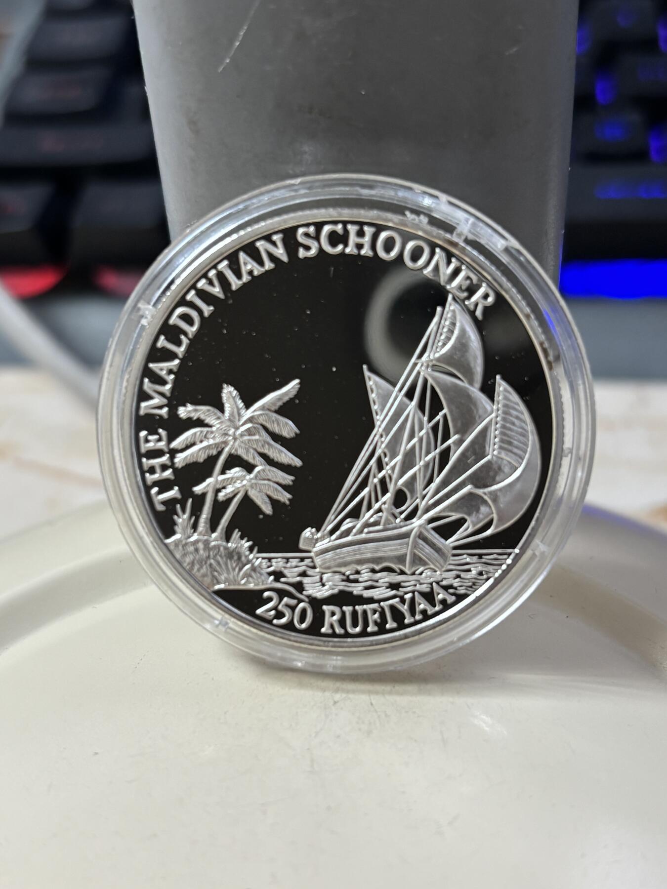 第185期拍卖 马尔代夫1990年马尔代夫帆船31.47克纪念银币，925银，银价436元