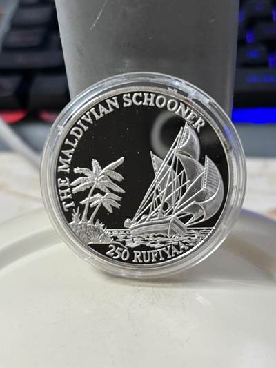 第185期拍卖 - 马尔代夫1990年马尔代夫帆船31.47克纪念银币，925银，【银价437】