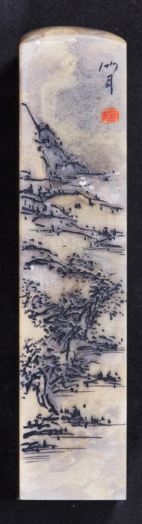 【俄甄集藏】2026年(046)01-07 星期三 晚 19:30 全场包邮 精美昌化石微雕山水印章（产地中国浙江），高：110mm，底座：25mm×25mm，重量：170.45克，质地温润，俏色巧雕，难得