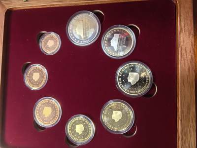 长老汇蛇年精选第八十四场拍卖 - 2004荷兰欧元精制币套币8枚，盒证全，5000套，克书90美金，橡木盒烫刻国徽金属标牌