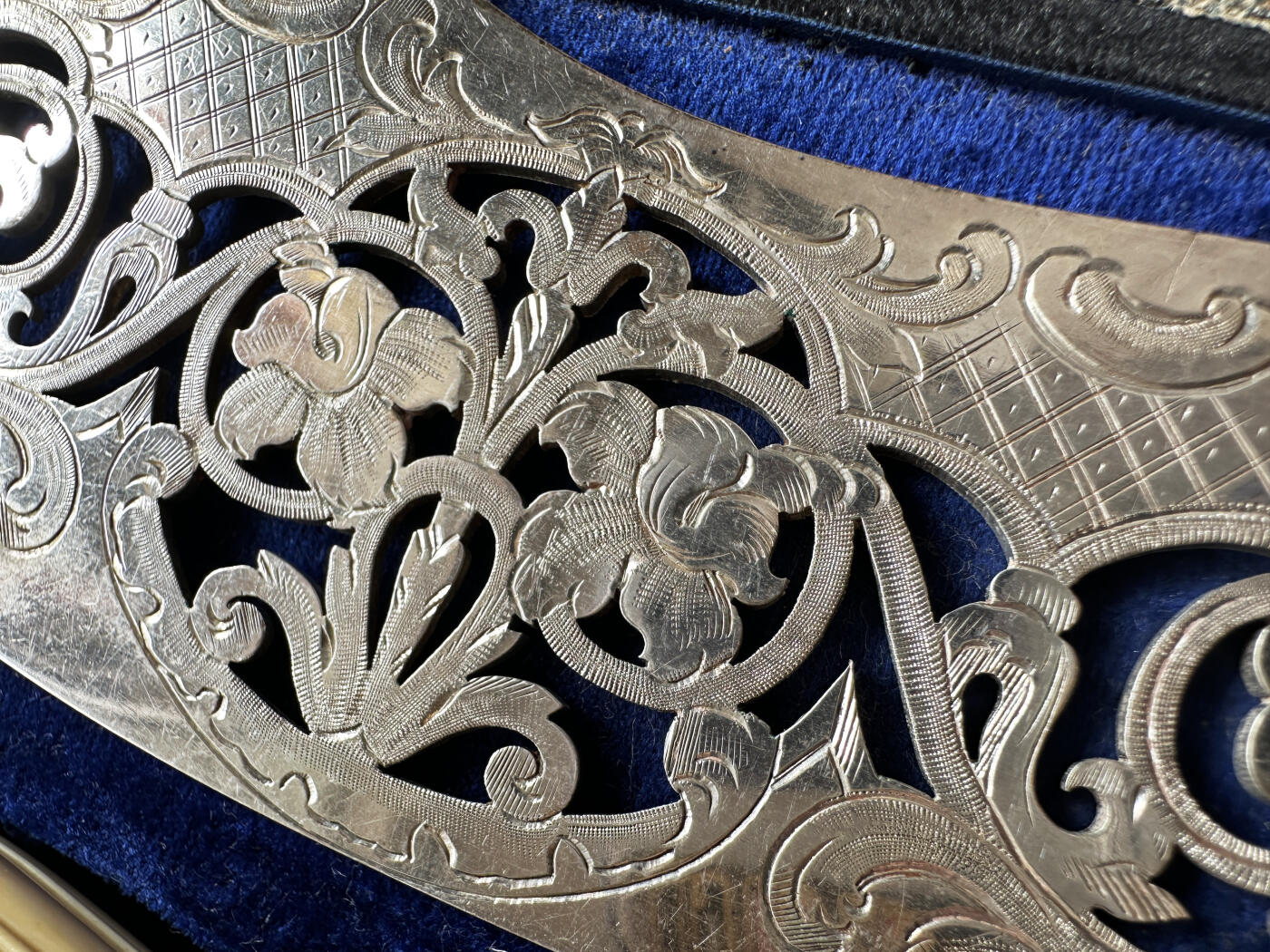 【俄甄集藏】2026年(046)01-07 星期三 晚 19:30 全场包邮 英国19世纪维多利亚时期白色珍贵材料镶嵌刻花古董纪念大型甜点餐刀、餐叉两支一套，原盒，刀长：355mm，宽：60mm；叉长：255mm，宽：50mm，总重量：309.1克