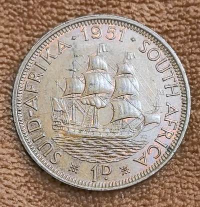 外国优质老铜币高银银币，周六九点倒数截拍，满百包邮，持续收拍 - 极美带原光南非1951年大便士。正面是乔治六世头像及 “GEORGIVS SEXTVS REX” 铭文，彰显王权；背面为 “Dromedaris” 帆船（1652 年荷兰东印度公司赴南非建补给站的船 ），环绕 “SUID - AFRIKA・SOUTH AFRICA 1951 1D” ，融合殖民历史与航海文化，具历史、收藏及文化研究价值
